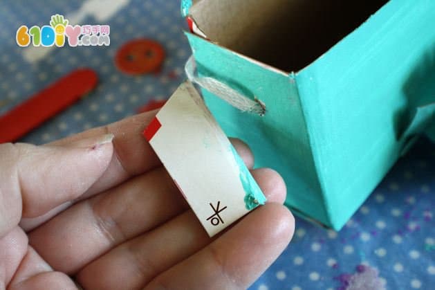 Children use a waste paper box to make a camera