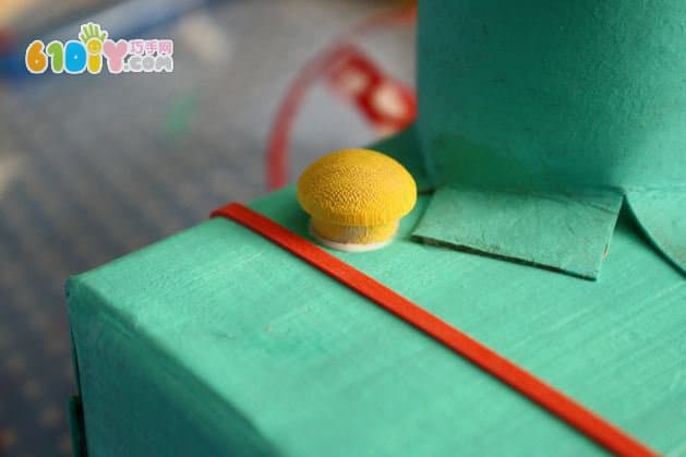 Children use a waste paper box to make a camera