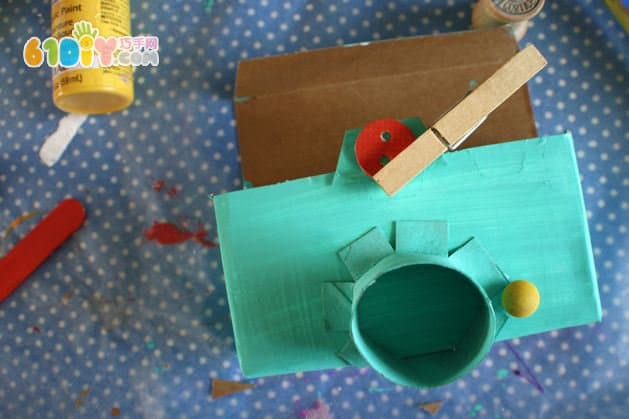 Children use a waste paper box to make a camera