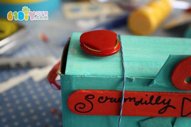 Children use a waste paper box to make a camera