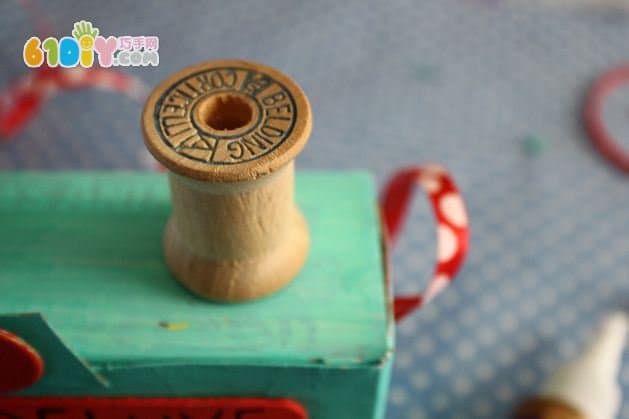 Children use a waste paper box to make a camera