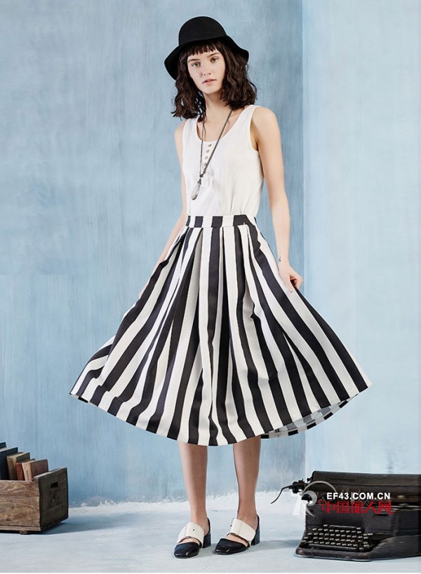 白色背心怎么穿好看？白色背心搭配半身裙好看吗？