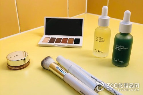 Which brand of fake eyelash glue is good? It is recommended to use false eyelash glue that is not irritating.