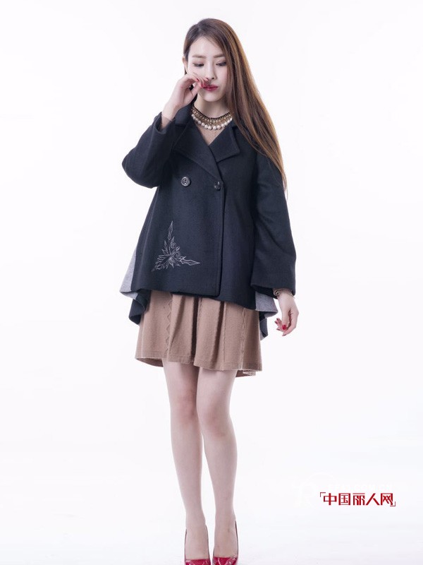 亮色呢子外套里面配什么&nbsp; 斗篷呢子外套下面配什么