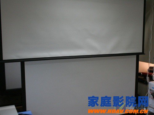 The white wall can't use the projection screen to improve the picture quality.