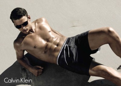 90后男模演绎Calvin Klein 2011泳装大片
