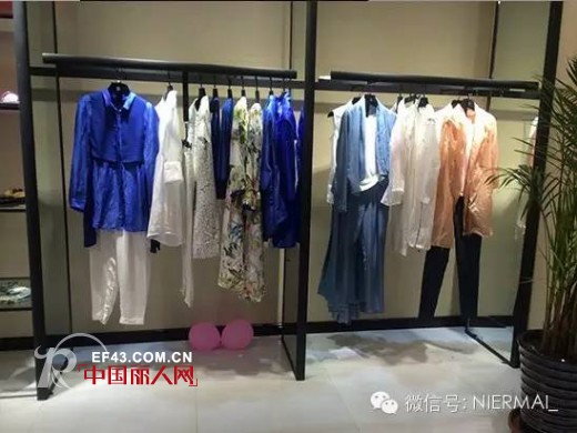 火红的八月 恭贺NIERMAI倪迩麦女装入驻太原太谷