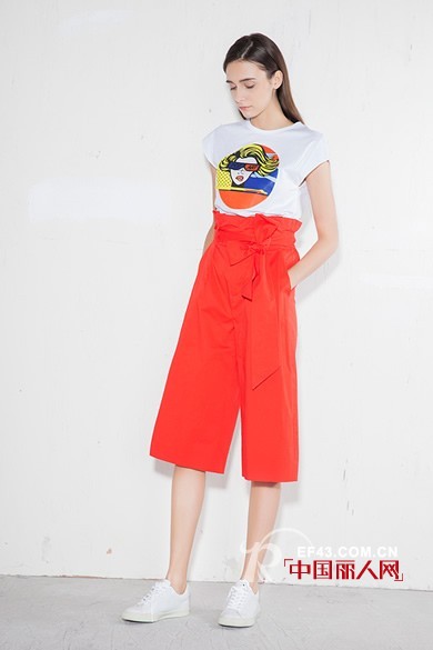白色T恤怎么搭配好看 女神是怎么穿衣服的