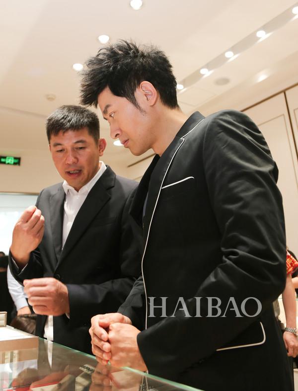 Ruan Shi Pearl President Ruan Tiejun and Mr. Ren Quan together taste Guoli Guanghua