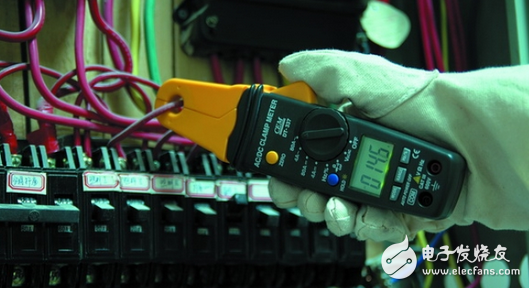 Clamp meter measurement voltage method _ symbol diagram on the clamp meter