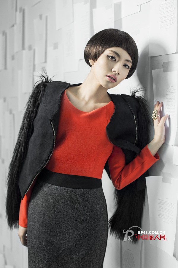 红色裤子怎么搭配上衣 红色只能搭配黑白吗