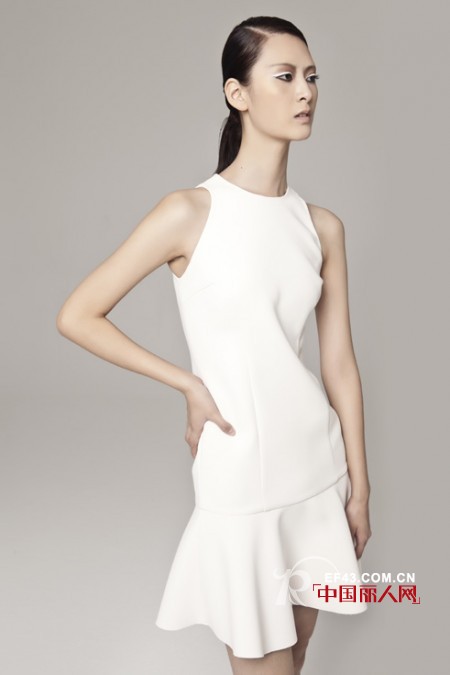 夏季选择纯色女装 简约大方又时尚