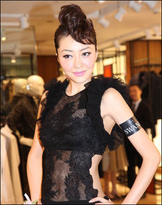 从大陆妹变身香港第一名模 内衣美背成就时尚圈地位