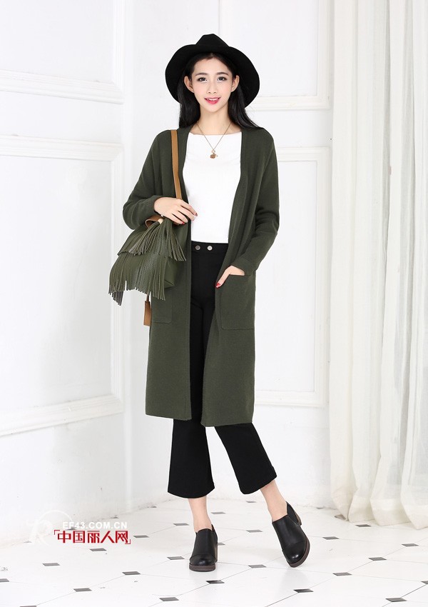 姜黄色毛衣搭配牛仔背带裤减龄吗 军绿色针织开衫内搭什么颜色