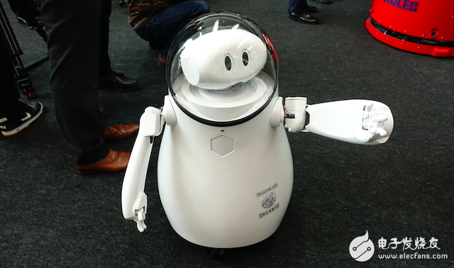 Introducing robots at Haneda Airport in Japan, cleaning, leading, and carrying luggage