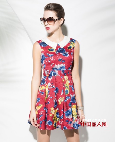 碎花无袖连衣裙搭配 千合伴女装品牌款式好看吗？