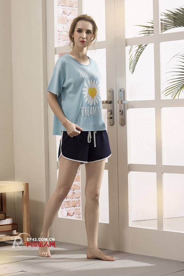 这么热的天 当然是穿着舒适又时尚的睡衣躺着才对得起自己