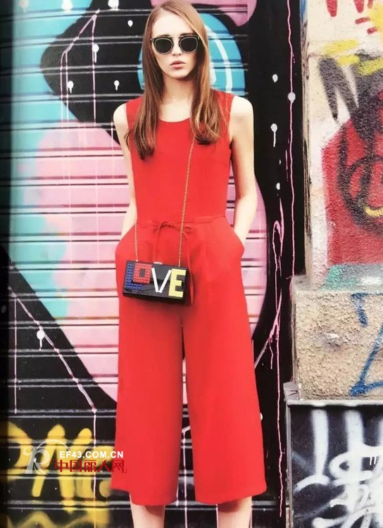 红色雪纺衫配什么颜色&nbsp; 红色连体裤配什么鞋子