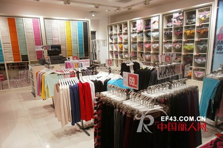 VAAKAV哇咔进驻青城揭开西部快时尚篇章