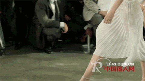 CHIC betu！用风琴褶裙把游客照秒变时髦街拍