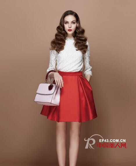 白色上衣搭配什么颜色的裙子好看 秋季白色上衣的搭配