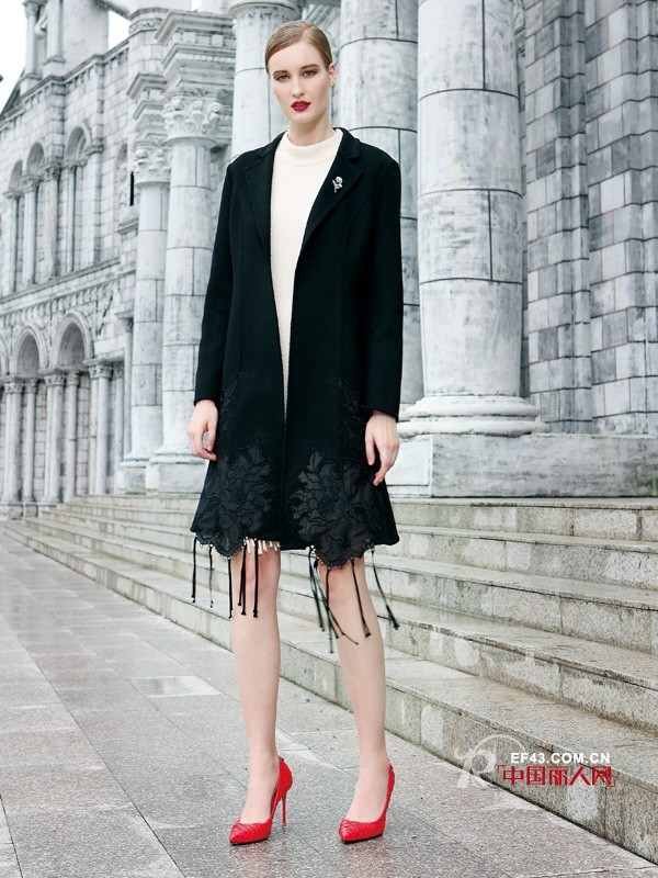 长款风衣都会穿 怎么穿出时尚感才关键