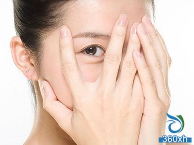 Applying eye cream three steps