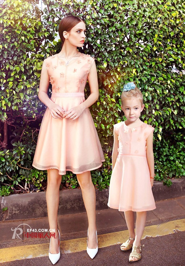 粉色配什么颜色好看 粉色连衣裙怎么穿