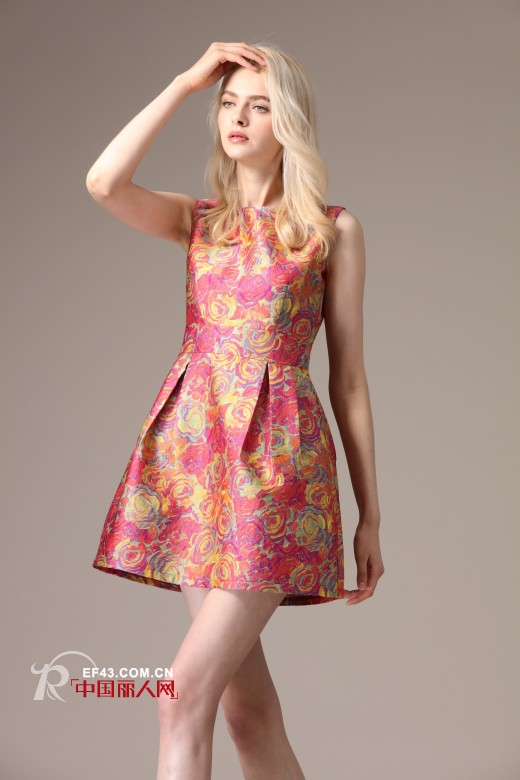 秋季穿搭必备 百依秀子无袖印花连衣裙