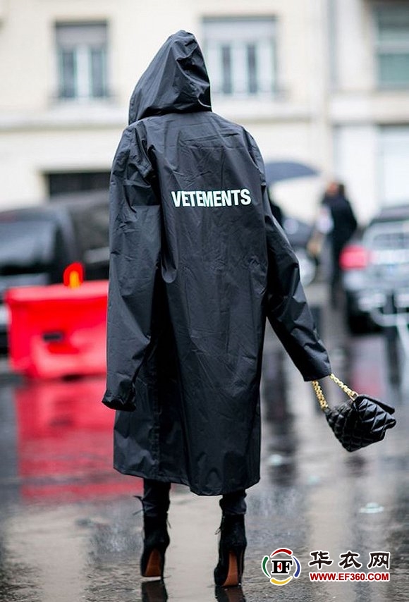 A high-value raincoat allows you to have the same type on a rainy day