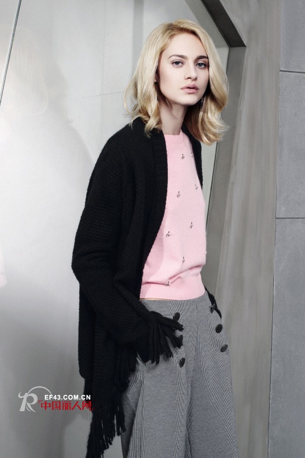 粉色套头衫下身配什么颜色&nbsp; 粉色套头卫衣搭配