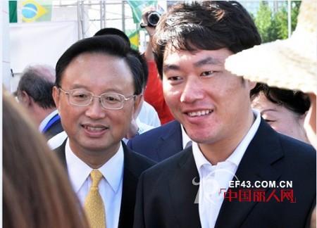 外交部“大爱无国界”义卖活动举行 莲诗迪服饰现场爱心捐赠