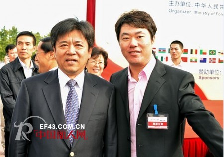外交部“大爱无国界”义卖活动举行 莲诗迪服饰现场爱心捐赠