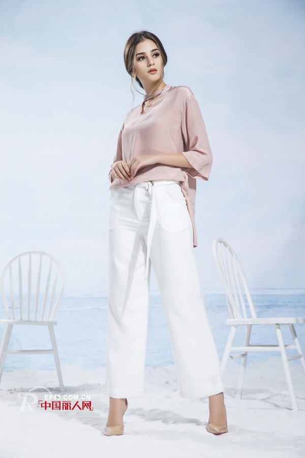 橘色连衣裙好看吗 藕粉色上衣搭配怎样的裤子