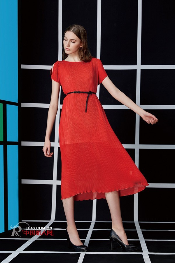 迪笛欧裙装推荐：穿得女人些 桃花自然找上门