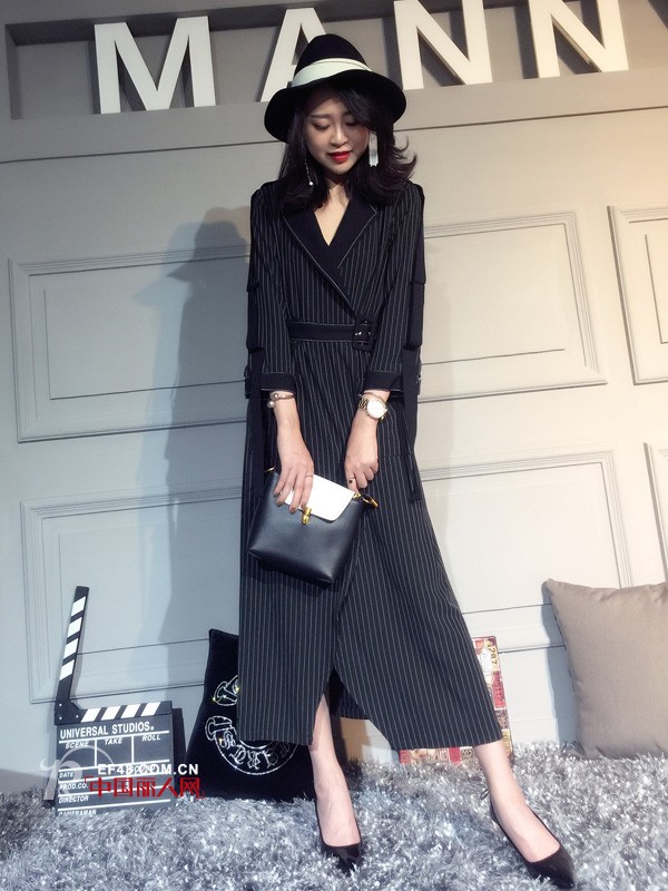 长款西装外套好看吗 女士条纹西装怎么搭配