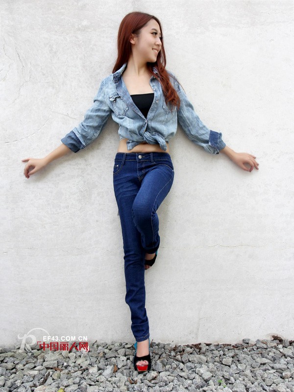 牛仔裤怎么搭配比较好看？ 怎么搭配牛仔裤时尚？