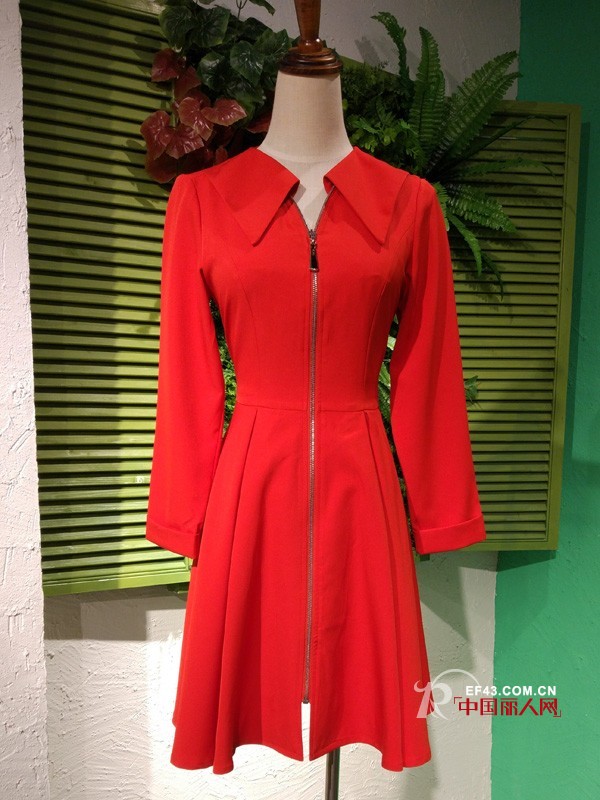 秋装红色长袖连衣裙怎么搭配&nbsp; 什么领子的连衣裙好看