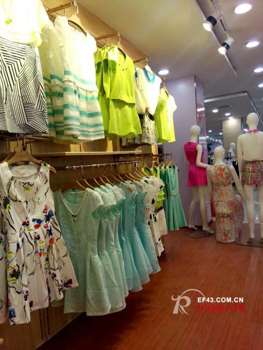 热烈祝贺彤欣格女装深圳龙岗坪地乐兴店隆重开业