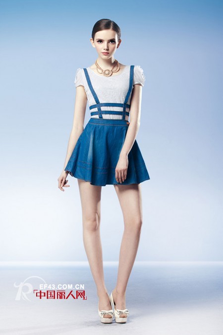 牛仔背带裙、背带裤怎么搭好看 牛仔背带单品搭配