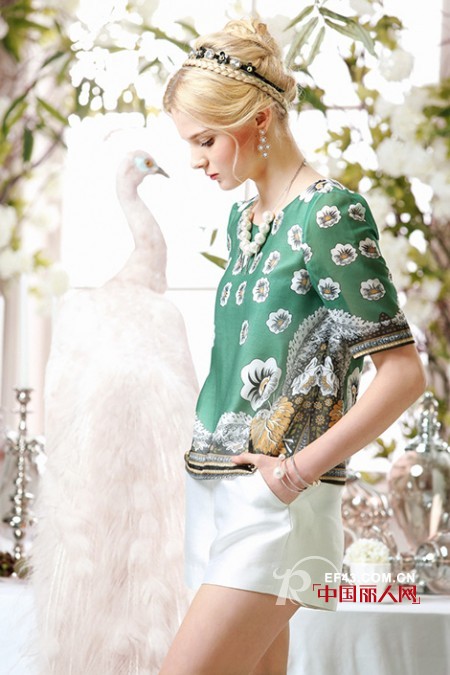 T恤+半身裙巧搭 穿出别致可爱风