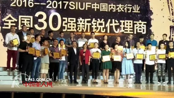 奥丽侬集团何炳祥授书明星谭维维 国内外大咖齐捧场