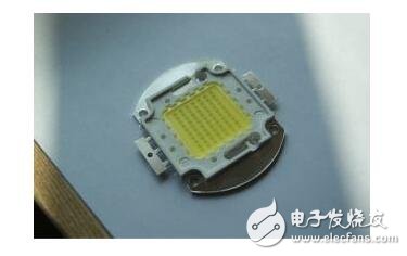 The improvement of the luminous efficiency of LED chips determines the energy-saving ability of LED street lamps in the future. With the development of epitaxial growth technology and multi-quantum well structure, the internal quantum efficiency of epitaxial wafers has been greatly improved. How to meet the standard of street lamp usage depends largely on how to extract the most light from the chip with the least amount of power. Simply put, it is to reduce the driving voltage and increase the light intensity. LED chips of traditional dressing structure generally need to be coated with a translucent conductive layer on p-GaN to make the current distribution more uniform, and this conductive layer will partially absorb the light emitted by the LED, and the p electrode will block part of the light. Light, this limits the light extraction efficiency of the LED chip.