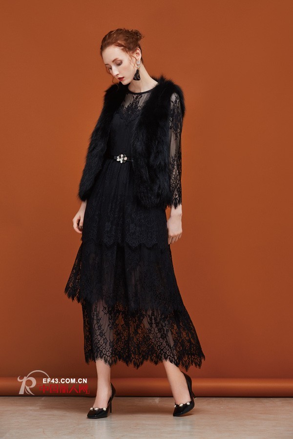 黑色蕾丝裙可以怎么搭配 黑色可以赋予女人什么气质
