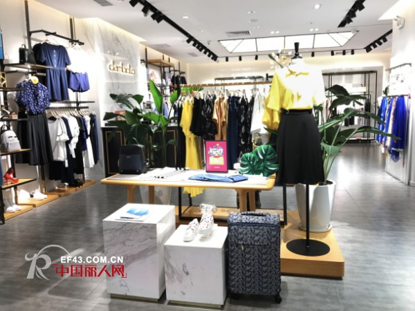 丹比奴店铺首家推行高科技试衣体验，引领时尚新生活