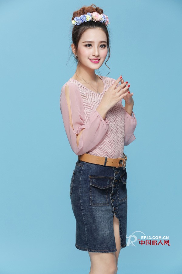 牛仔前开叉裙配什么衣服 开叉半身裙怎么搭配