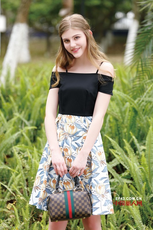 夏天不来个&ldquo;露肩杀&rdquo;岂不是辜负了这个夏天