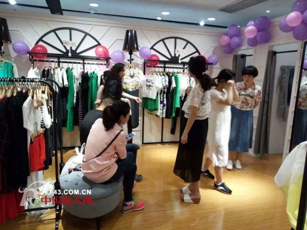 双店开业-激情七月 雷索思女装魅力绽放