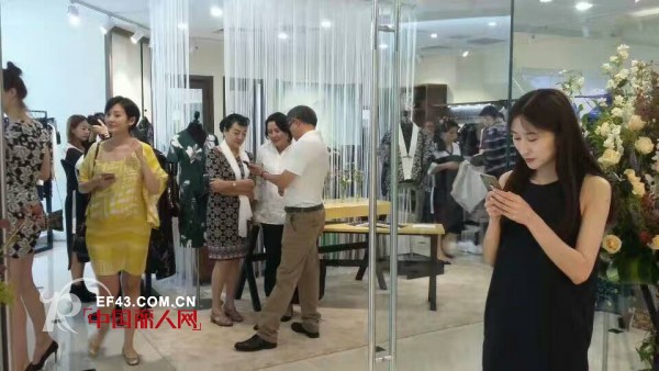 热烈祝贺绘事后素女装北京华贸中心新店隆重开业