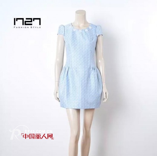 天蓝色连衣裙款式以及搭配技巧